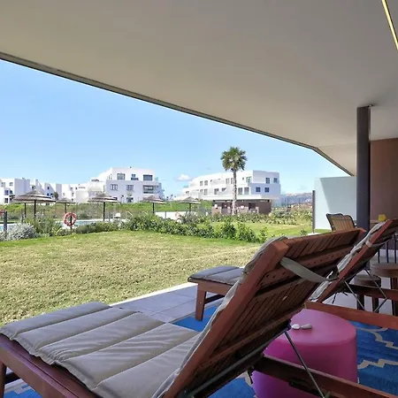 Peaceful With Views And Garden Apartment